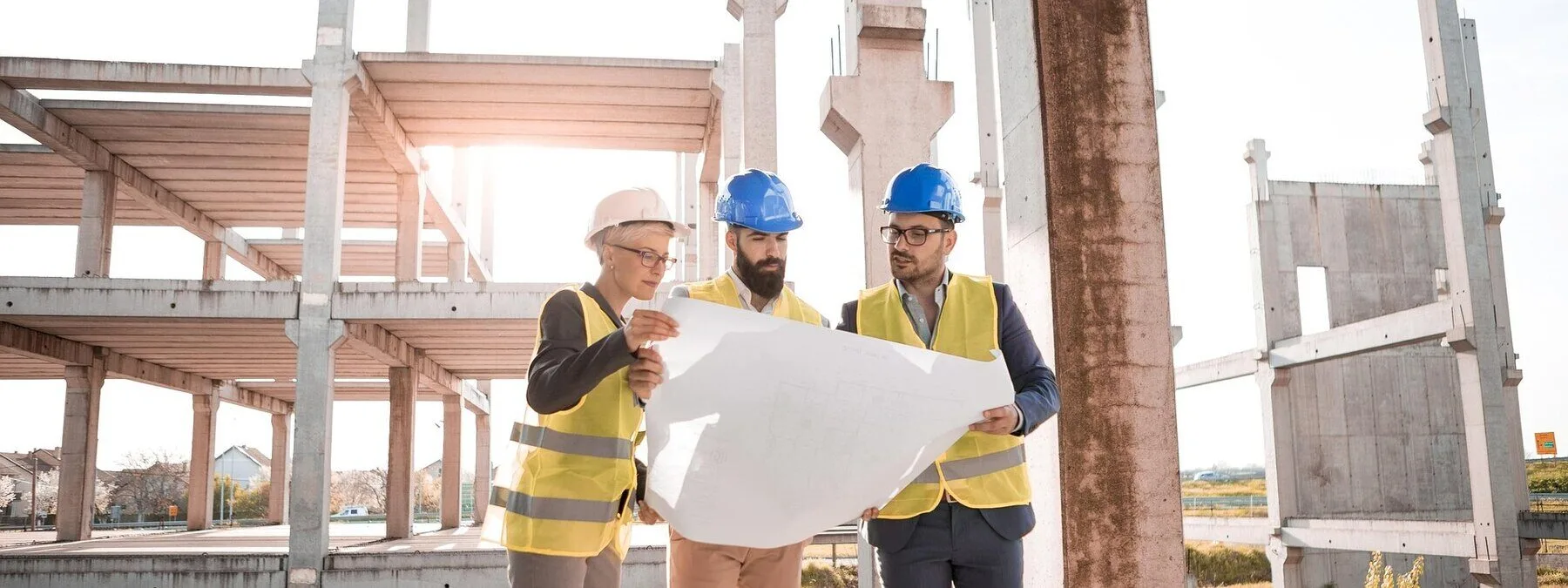 مهندسو إنشاءات ينسقون العمل في الموقع